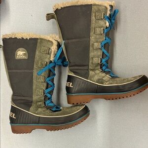 Sorel Olive Lace-Up Winter Boots